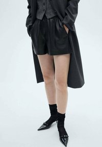 Mango Kratke hlače - black