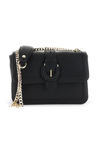 Borsa a mano in pelle nera con una finitura testurizzata, forma rettangolare, tracolla in catena dorata e un pattino frontale con un dettaglio a chiusura circolare.