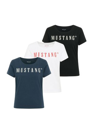 Drei kurzärmelige Rundhalsahemden in Schwarz, Weiß und Marineblau, jeweils mit dem Schriftzug „MUSTANG“ in kontrastierenden Farben auf der Brust.