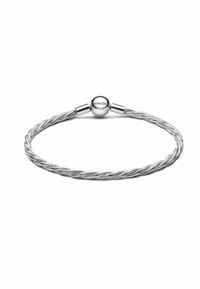 Strieborný pletený náramok s hladkým, okrúhlym uzáverom s vygravírovaným nápisom "PANDORA". Jednoduchý, elegantný dizajn s textúrovaným povrchom.