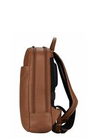 Sac à dos en cuir marron avec une finition texturée, double compartiments zippés, dos en mesh noir rembourré, et bretelles ajustables. Vue de côté.