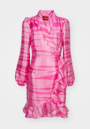 Rochie din satin roz, cu un model cu dungi, tiv volanat și mâneci lungi voluminoase. Dispune de o curea de legare și un finisaj moale lucios.