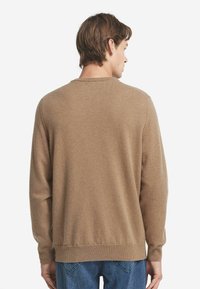 Brązowy sweter dzianinowy z okrągłym dekoltem, długimi rękawami oraz ściągaczami przy mankietach i dolnej krawędzi, wyeksponowany z tyłu z teksturowanym wykończeniem.