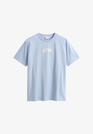 Svetlomodré bavlnené tričko s krátkymi rukávmi a okrúhlym výstrihom. Na prednej strane je zakrivené, krémové textové logo.