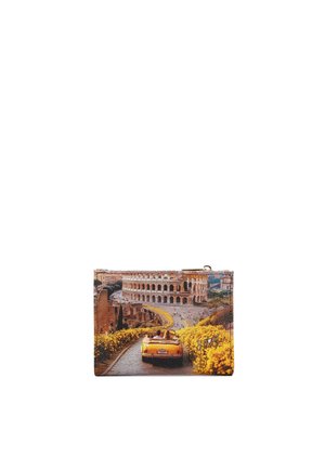 Portafoglio con una stampa paesaggistica di un'auto gialla che guida su una strada fiancheggiata da fiori gialli verso il Colosseo a Roma.