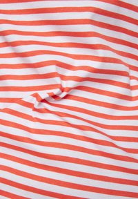 Baumwollstoff mit horizontalen Streifen in lebhaften Orangetönen und Weiß, mit einer weichen Textur und einem leichten Drapierungseffekt.