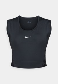 Nike Pro bez rukava, crna tkanina, prilagođen dizajn, okrugli izrez, sadrži bijeli logo na prsima, teksturirani panel sa strane.
