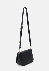 Bolso bandolera de cuero negro con acabado texturizado. Presenta un cierre de hardware en tono dorado y una correa ajustable. Forma rectangular con cierre de solapa.