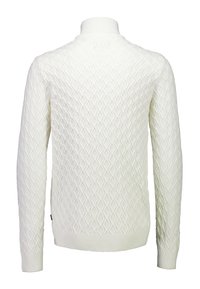 Witte gebreide sweater met een gestructureerd ruitpatroon, geribbelde kraag, lange mouwen en geribbelde manchetten en zoom. Achteraanzicht weergegeven.