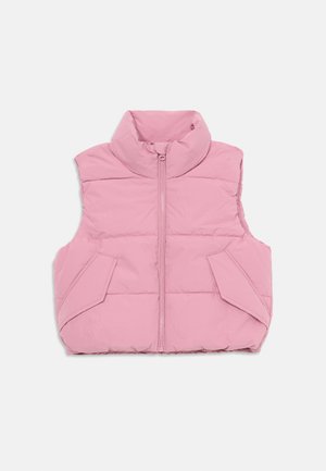 Rosa pufferväst med hög krage, framtill dragkedjestängning och två sidofickor. Har en quiltad design och mjuk textur.