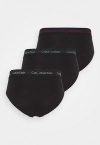 Drei Paare schwarze Damenunterwäsche mit kontrastierenden elastischen Taillengummis in Pink, Blau und Grau mit "Calvin Klein"-Logo.