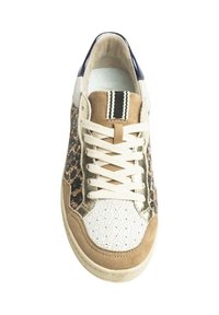 Zapatillas de cuero y ante con un lado de estampado de leopardo, tonos crema y beige, cordones blancos y un panel texturizado de oro metálico.