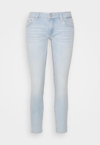 Jeans de denim azul claro con un corte ajustado, diseño de cinco bolsillos y un ligero desvanecimiento. Presentan una bragueta con cremallera y cierre de botón metálico.