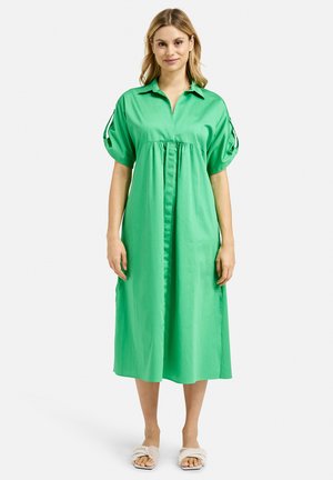 Grünes Baumwollkleid mit Kragen, kurzen Puffärmeln und einem gerafften Bund. Es reicht bis zur Mitte der Wade und hat eine durchgehende Knopfleiste.