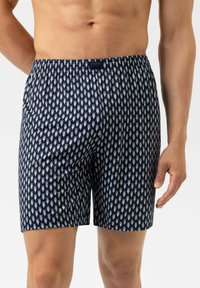 Marineblauwe boxershorts met een herhalend wit en lichtblauw geometrisch patroon, elastische tailleband en een gladde stoftextuur.