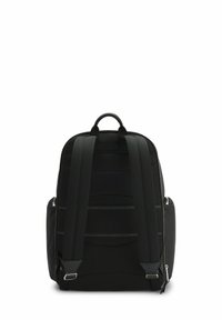 Zaino nero con schienale in rete imbottito e spallacci regolabili, dotato di accessori in argento e design elegante. Include una tasca laterale con zip.