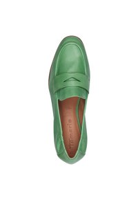 Grüne Lederloafer; runde Zehenform, gestickte Akzente, glatte Textur, minimales Design, mit einer braunen Innensohle, die mit Branding versehen ist.
