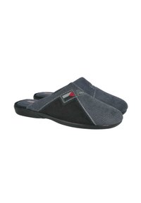 Pantuflas deslizables en negro y gris con un upper de tela texturizada, acentos de ante y una suela de goma. Presentan un diseño angular y un detalle del logo en rojo.