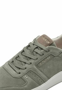 Sneaker verde in suede con tessuto texturizzato, design con lacci e un accento in pelle beige. Presenta dettagli cuciti sottili e branding.