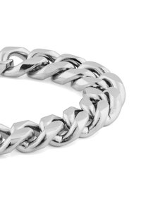 Sølvmetallkjedearmbånd med sammenflettede lenker, med en polert overflate og vinklede kanter, som viser en ensartet tekstur og design.