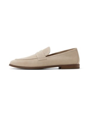Beige suède loafer met lage houten hak en banddetail over het bovenwerk, vanaf de zijkant getoond op een witte achtergrond.