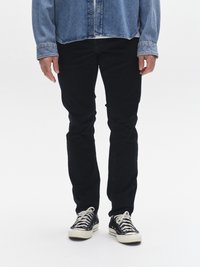 Hele sinine teksajakk nööpidega, kombineeritud mustade kitsaste teksadega. Mustad tossud valgete paelte ja kummist tallaga.