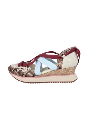 Sandalia de cuña para mujer con estampado de serpiente, tiras elásticas azul claro, cordones burdeos, soporte de talón beige y suela de goma.