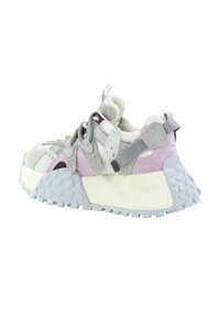 Gruba sportowa w kolorach szarym, białym i lawendowym z grubą, teksturowaną podeszwą, wyściełanym kołnierzem i materiałowymi pętelkami przy pięcie oraz języku.