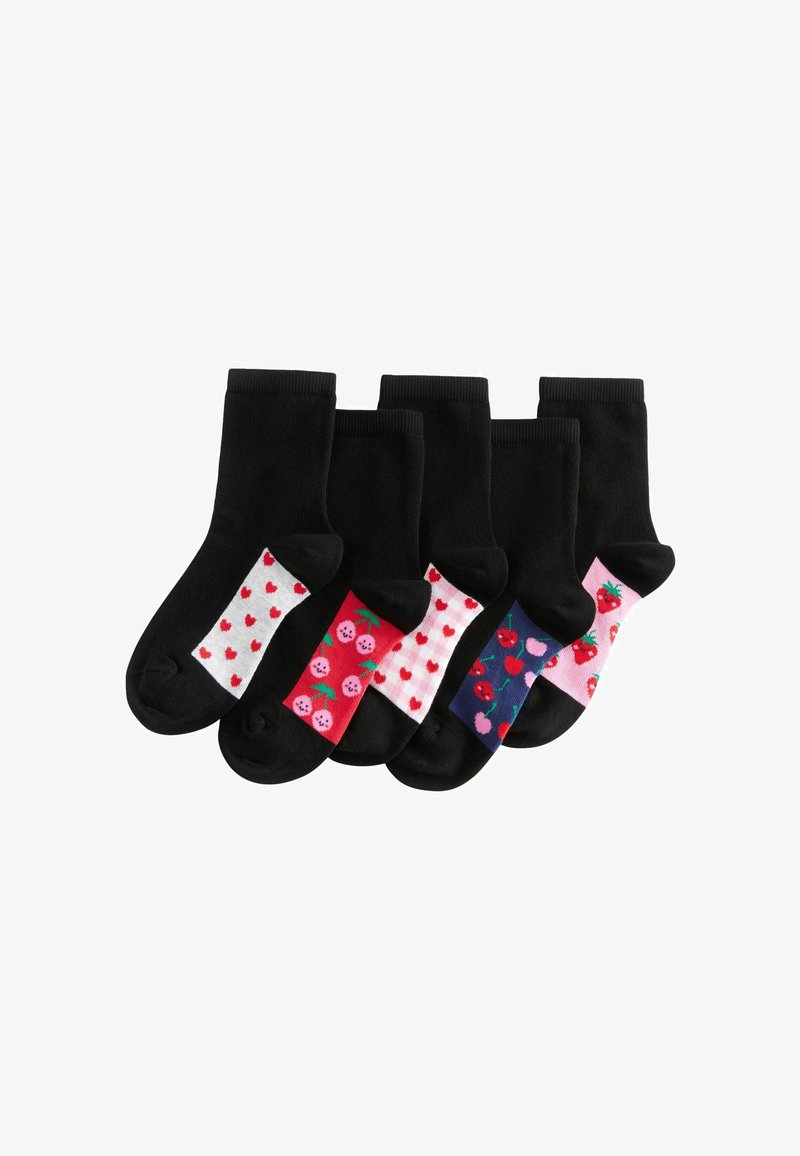 Cinq paires de chaussettes noires avec des motifs de fruits colorés à l'avant, comprenant des fraises, des cerises et de petits cœurs sur des fonds rouges, roses et blancs.
