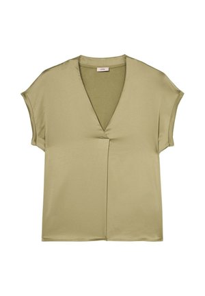 Blouse en satin vert olive à manches courtes avec col en V et détail de plis subtil à l'avant, présentée à plat sur un fond blanc.