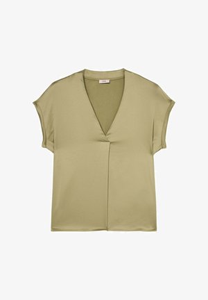 Korte mouwen olijfgroene satijnen blouse met V-hals en subtiele plooidetail aan de voorkant, plat neergelegd op een witte achtergrond.