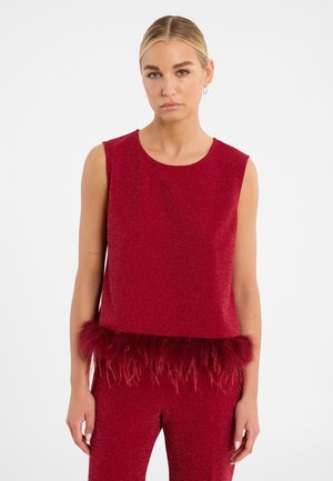 Rode mouwloze top van glinsterende stof, met een verenrand aan de zoom. Glad textuur, ronde halslijn en een losse pasvorm.