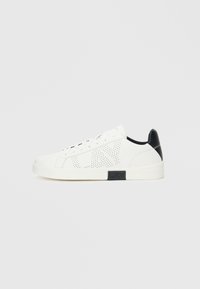 Unselected, white/black