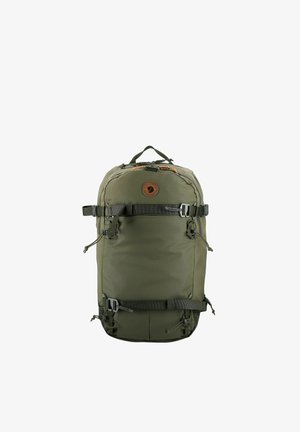 Olivgrüner Rucksack aus strapazierfähigem Stoff mit abgerundeter Form, verstellbaren Gurten, robusten Reißverschlüssen und einem runden Logo-Patch.