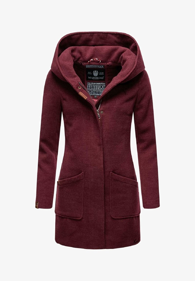 Manteau long bordeaux pour femme avec grande capuche, fermeture éclair devant, fermeture par boutons-pression et deux poches plaquées devant.