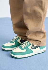 AIR FORCE 1 07 LV8 - Trainers - black/vintage green
