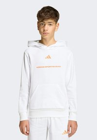 Biela mikina s kapucňou, na hrudi s oranžovým logom Adidas, klokanie vrecko a rebrované manžety a lem. Jemná textúra.