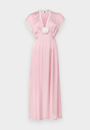 Langes pinkes Satin-Kleid mit tiefem V-Ausschnitt, kurzen Ärmeln und gewelltem Spitzebesatz, mit einem floralen Akzent an der Taille.