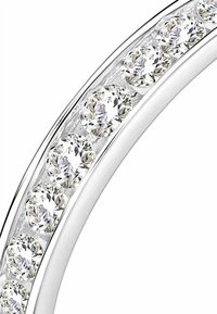 Balta zelta gredzens, kurā ir rinda no apaļām, briljanta griezuma caurspīdīgām dimanta akmeņiem, kas iestiprināti eleganti izliektā joslā ar pulētu apdari.