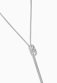 Sidabrinė lariato forma grandinėlė su elegantiška grandinėle ir minimalistiniu dizainu, puošta dekoratyviniu slystuku su mažais, skaidriais kristalais.