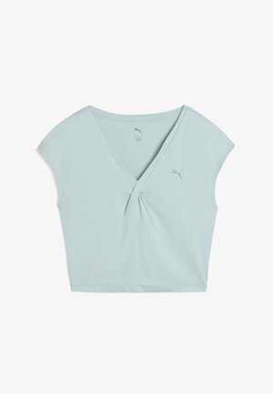 Jasnoniebieski krótki top uszyty z miękkiego materiału, z dekoltem w kształcie litery V, szczegółem skręconym z przodu oraz krótkimi rękawami. Logo Puma w dopasowanym kolorze.