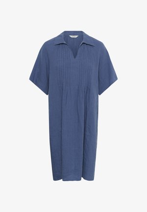 Kék, rövid ujjú lenruha gallérral, V-nyakkivágással és függőleges redőkkel az elején.