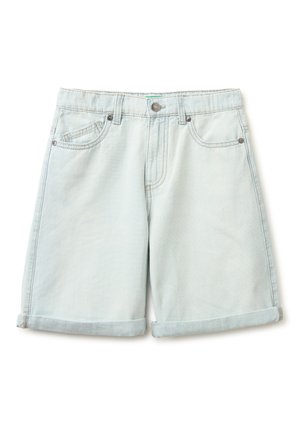 Hellblaue Jeansshorts mit umgeschlagenen Säumen, vorderer Knopfleiste, Gürtelschlaufen und drei Vordertaschen vor weißem Hintergrund.