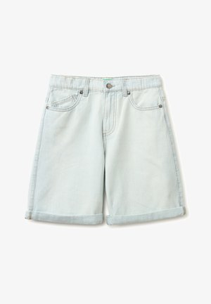 Jasnoniebieskie szorty dżinsowe z podwiniętymi mankietami, zapięciem na guziki z przodu, szlufkami na pasek i trzema przednimi kieszeniami na białym tle.