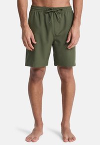 Ανδρικό μαγιό σε ελιά χρώμα με κορδόνι στη μέση, κατασκευασμένο από ελαφρύ υλικό, με ίσια κοπή και χωρίς ορατά μοτίβα.