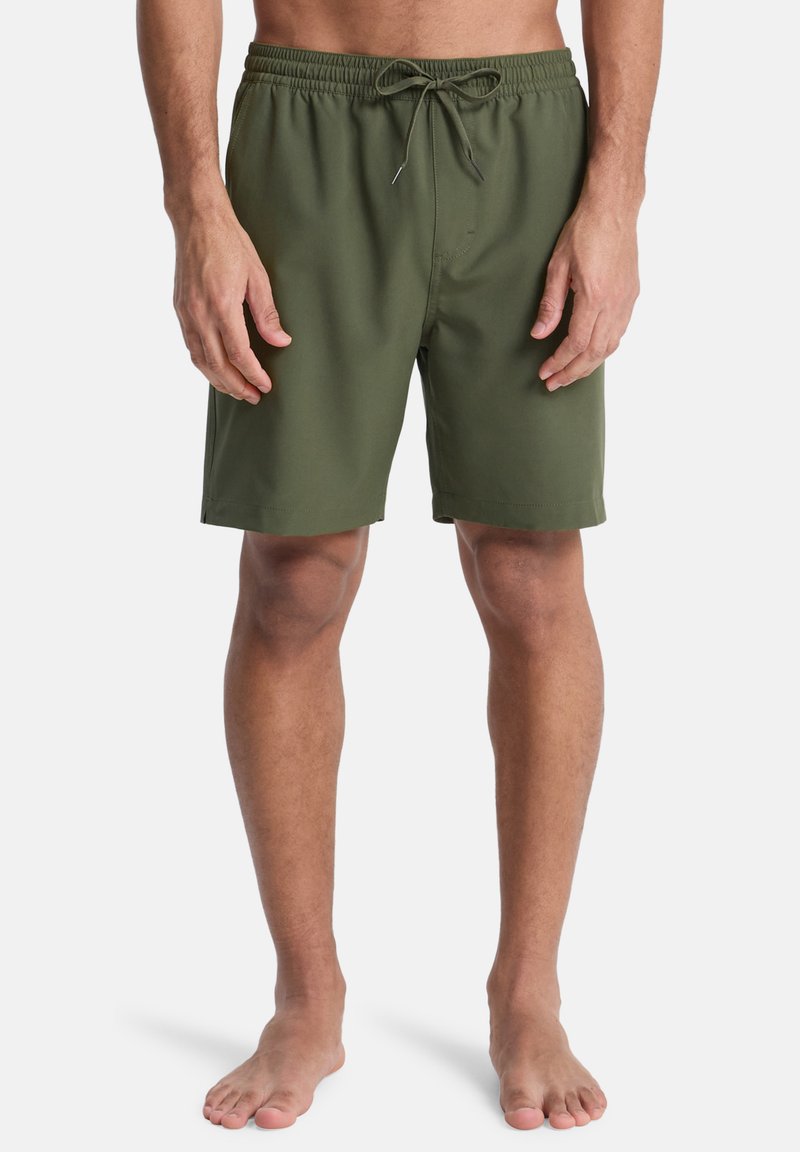 Ανδρικό μαγιό σε ελιά χρώμα με κορδόνι στη μέση, κατασκ ευασμένο από ελαφρύ υλικό, με ίσια κοπή και χωρίς ορατά μοτίβα.