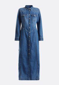 Blå denimklänning med lång ärm, krage, figursydd midja och två bröstfickor med knappar.