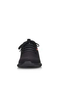 Scarpa da ginnastica nera con parte superiore in maglia testurizzata, lacci piatti, linguetta imbottita e suola in gomma. Presenta un piccolo logo rosso sul lato.