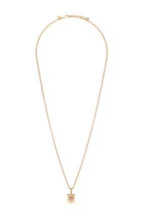 Collar de cadena de oro con un pequeño colgante con forma de tortuga adornado con piedras preciosas multicolores sobre un fondo blanco.