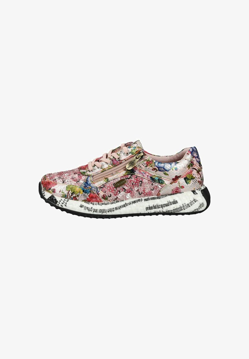 Low-top sneaker met een roze bloemmotief, pailletten, zijrits, veters en een witte zool met zwarte opdruk.